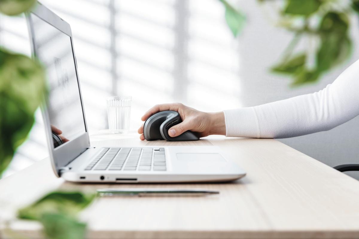 Mouse Trust Verro Ergonomic Wireless Negru - Protejează Încheietura - imagine 7