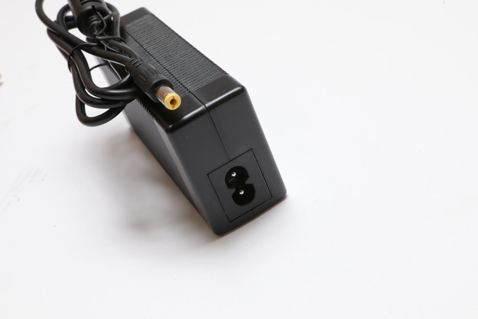 Încărcător Baterie Trotinetă Scandal Carbon - Original - imagine 2